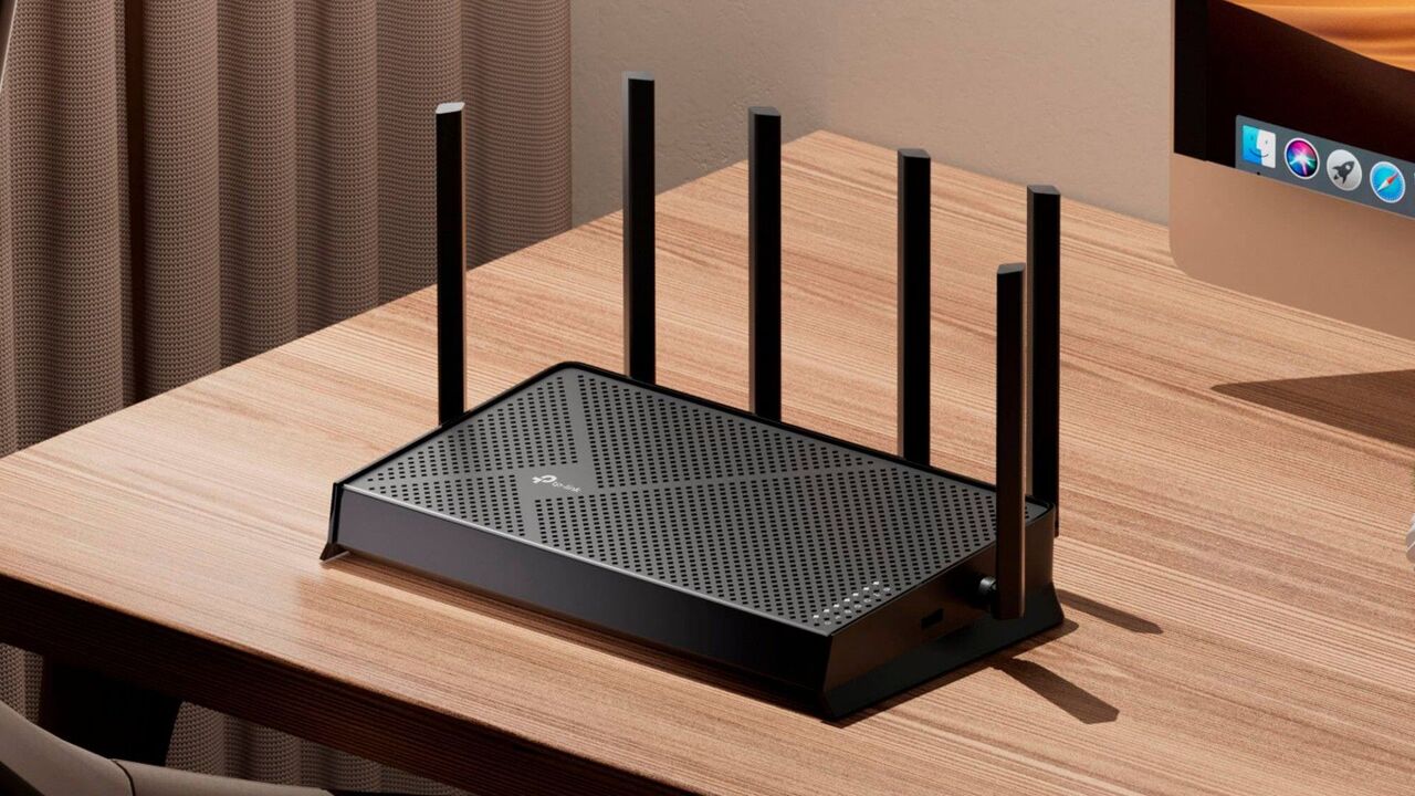 テーブルの上の TP-Link Archer BE9700 トライバンド Wi-Fi 7 ルーター。