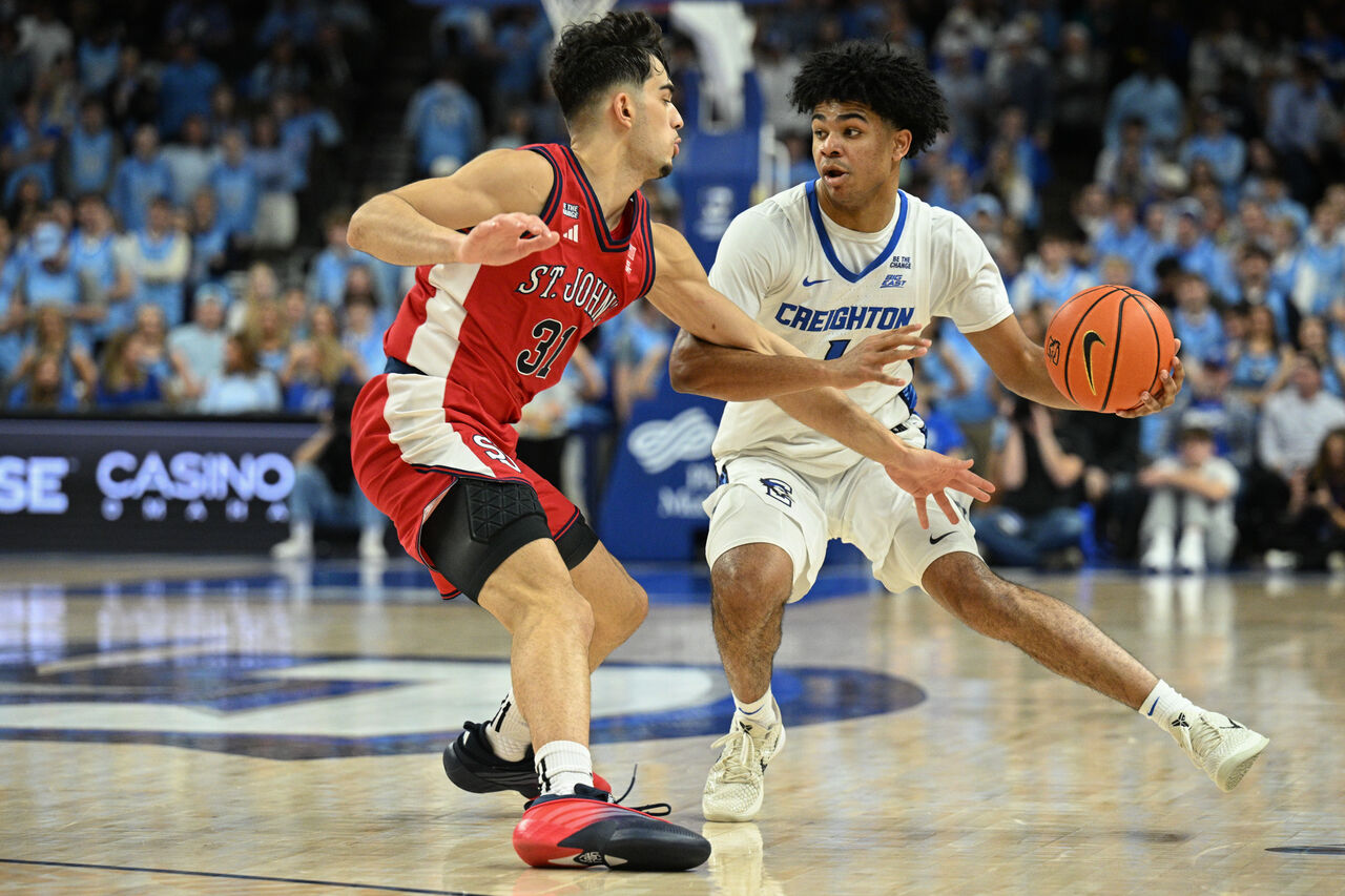 Creighton Bluejays의 Austin Swartz #1이 2026년 1월 10일 네브래스카주 오마하에 있는 CHI Health Center에서 후반전 동안 St. John's Red Storm의 Lefteris Liotopoulos #31을 상대로 드리블합니다.