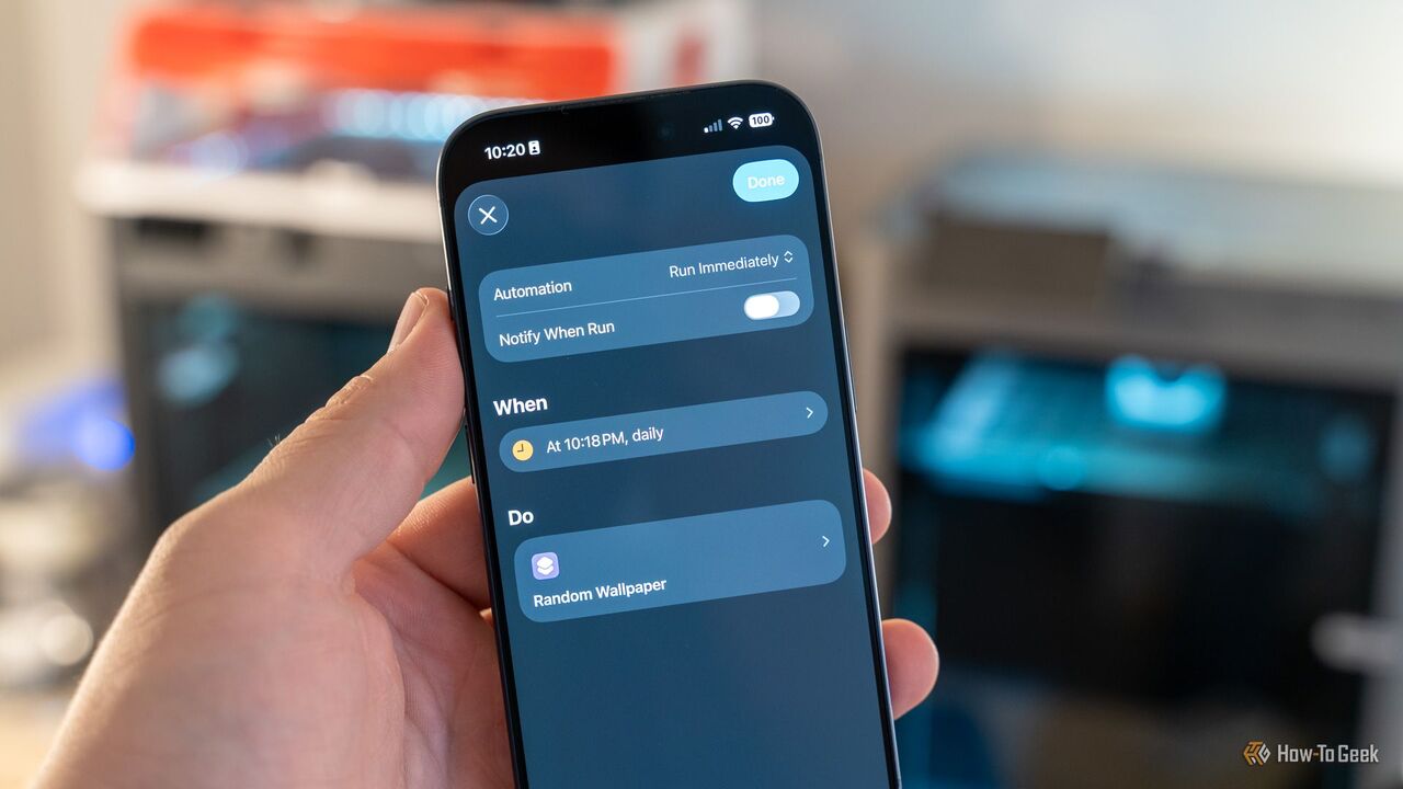 iPhone 17 Pro を持った人が、一日の特定の時間に壁紙を自動的に変更するオートメーションを表示しています。