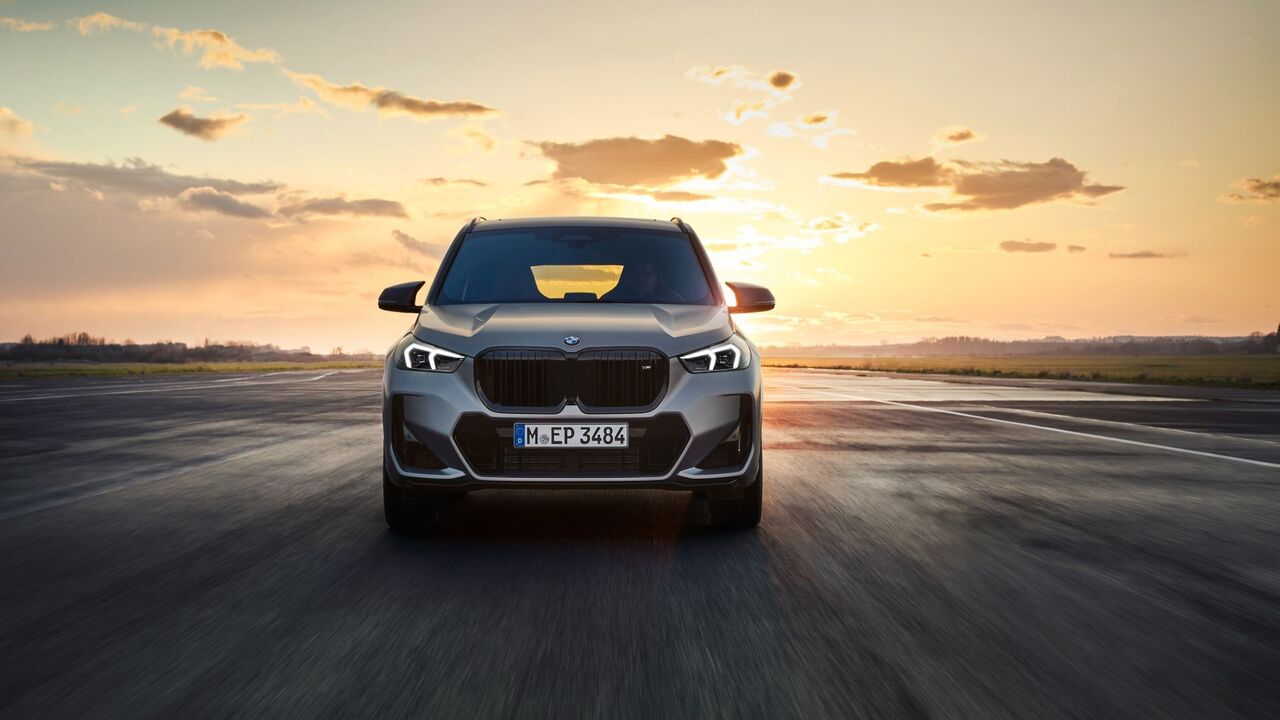 2025 BMW X1 M35i の正面からのアクション ショット