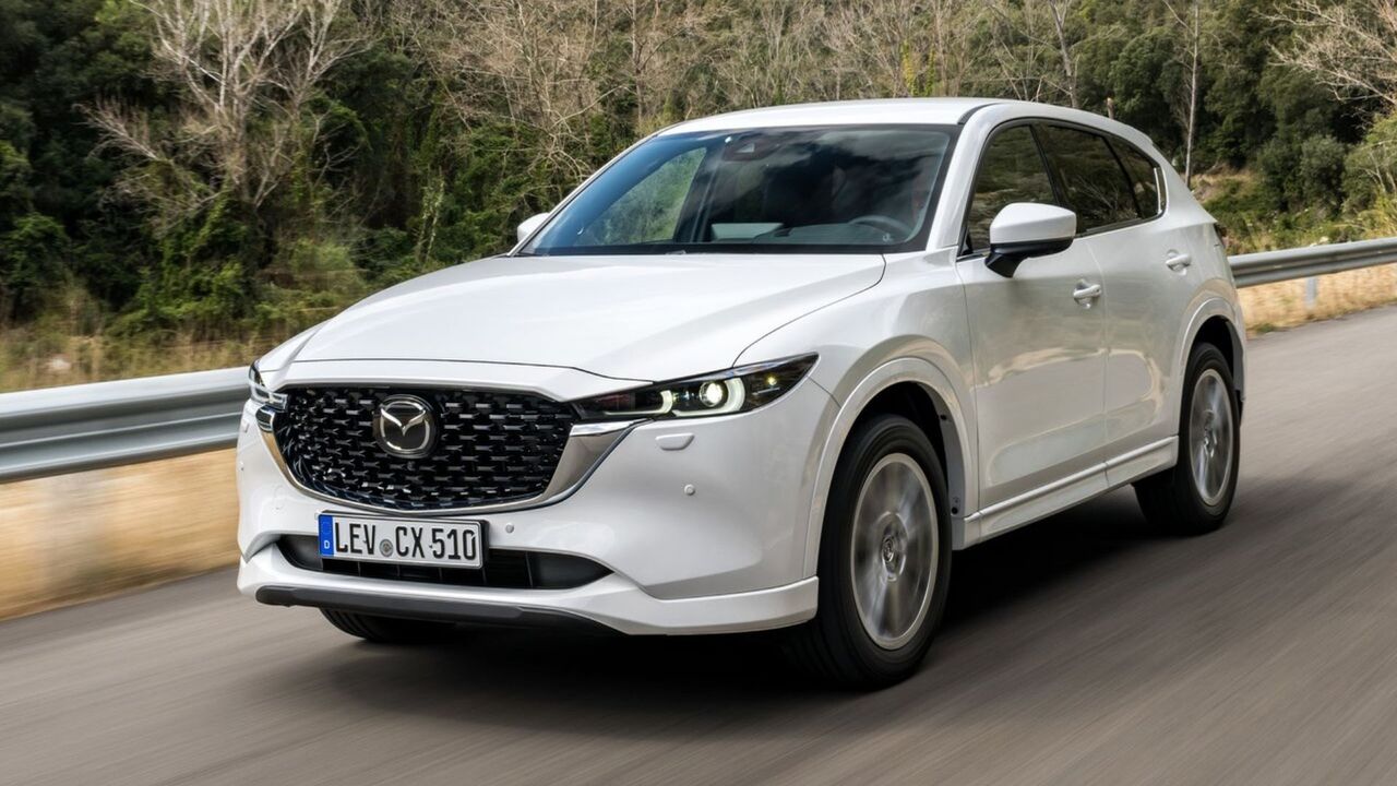 白い2023年マツダCX-5のダイナミックなフロント3/4ショット。