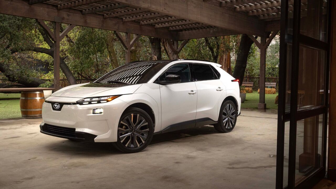 カーポートの下に駐車されている 2026 年型スバル ソルテラのフロント 3/4 ショット。