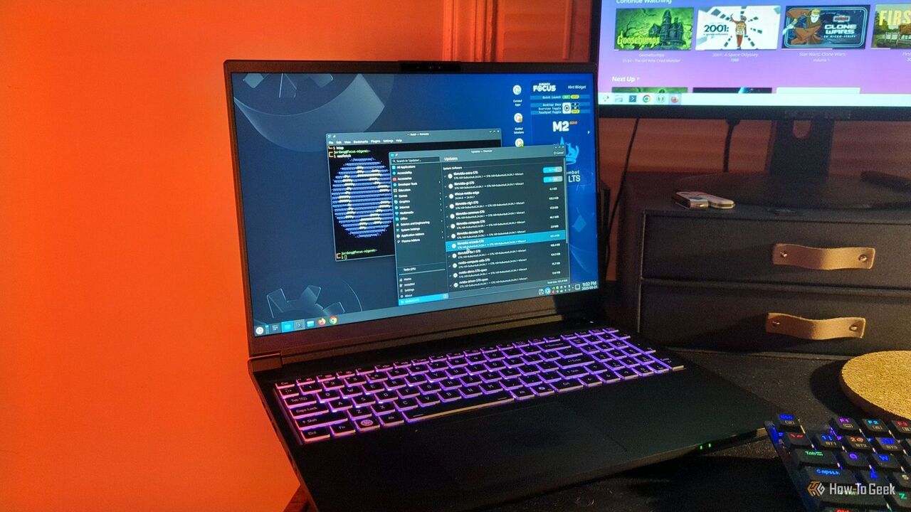 デスク上の Kubuntu Focus M2 Gen 6 ラップトップ。ソフトウェア アップデーターと Linux ターミナルが開いています。
