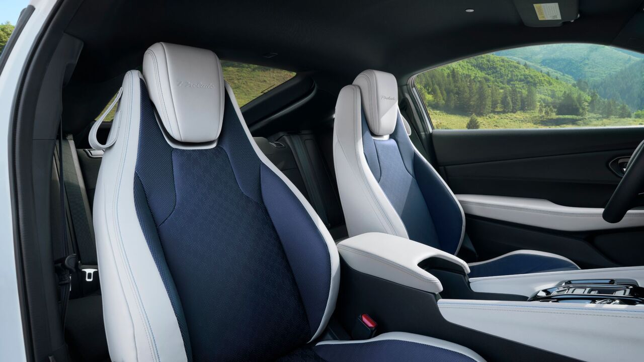 2026 ホンダ プレリュード ハイブリッドのキャビン内のシートのクローズ アップ ショット。