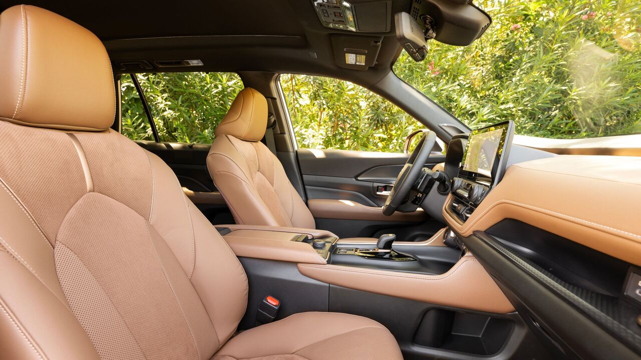 2025年型トヨタ・グランド・ハイランダーの最前列のインテリアショット