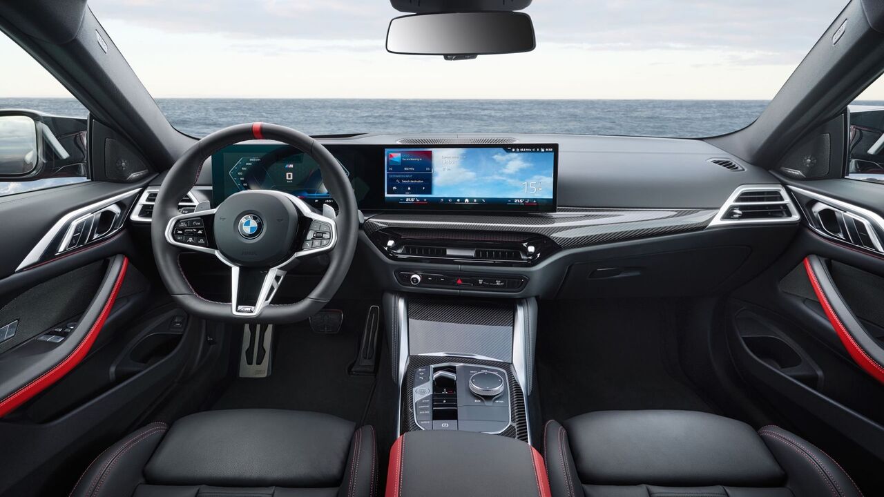 2026 BMW 4 シリーズのダッシュボードの内部ショット 