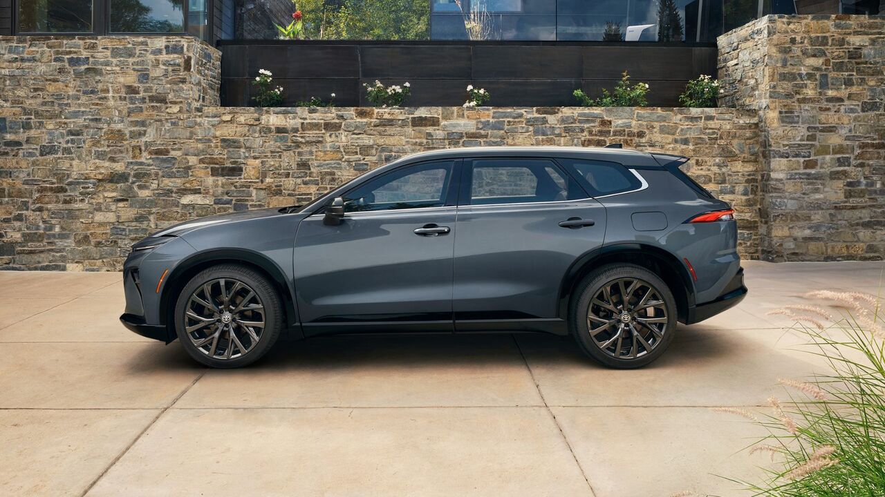 グレーの 2025 トヨタ クラウン シグニアの静的な横顔ショット。