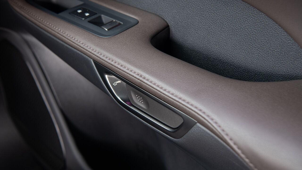 2025年型レクサス RX 350hのドアハンドルのクローズアップ 