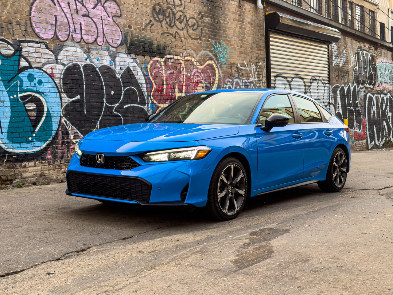 골목에 주차된 파란색 혼다 시빅