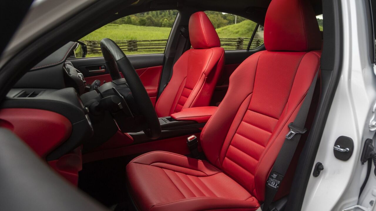 2024年型レクサス IS 350 F SPORTのキャビン内の赤い革シートのクローズアップショット。