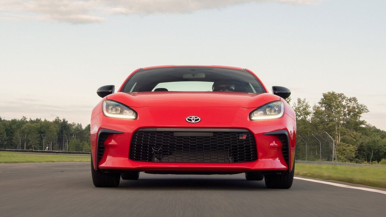 2022 トヨタ GR86 の正面からのアクションショット