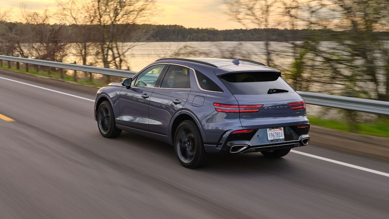 グレーの 2026 ジェネシス GV70 のダイナミックなリア 3/4 ショット。