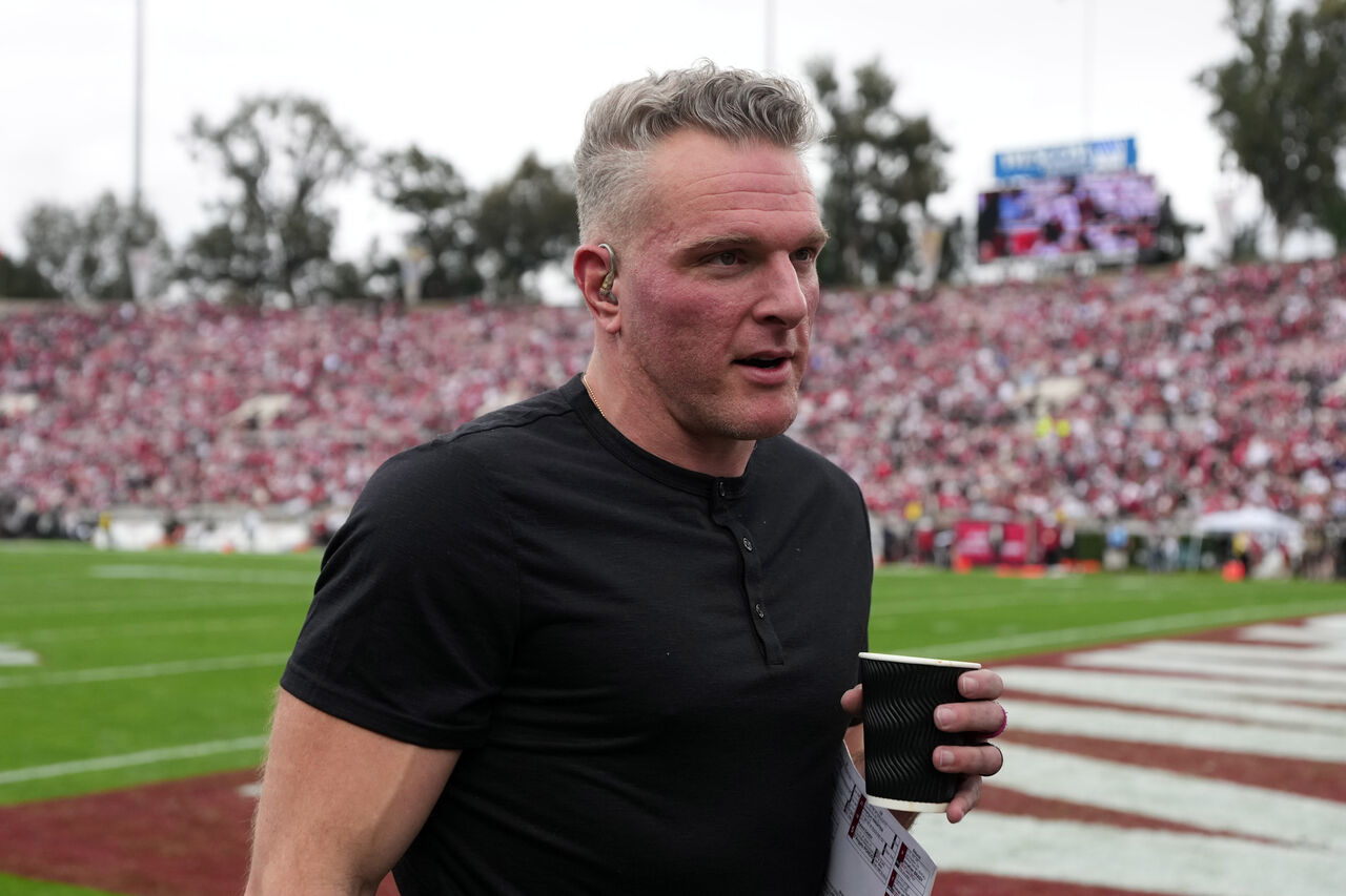 Rose Bowl의 필드에서 컵과 메모를 들고 있는 Pat McAfee.