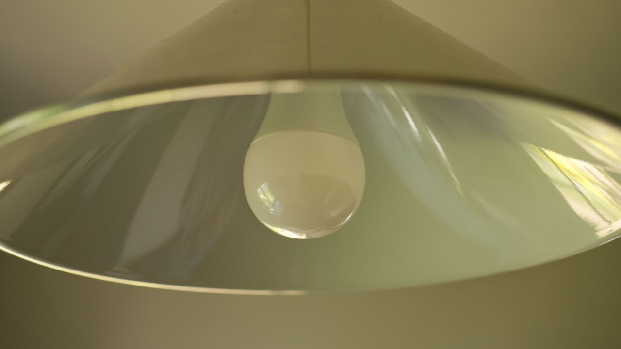 IKEA Tradfri スマート電球をキッチンのオーバーヘッドライトに取り付けます。-1