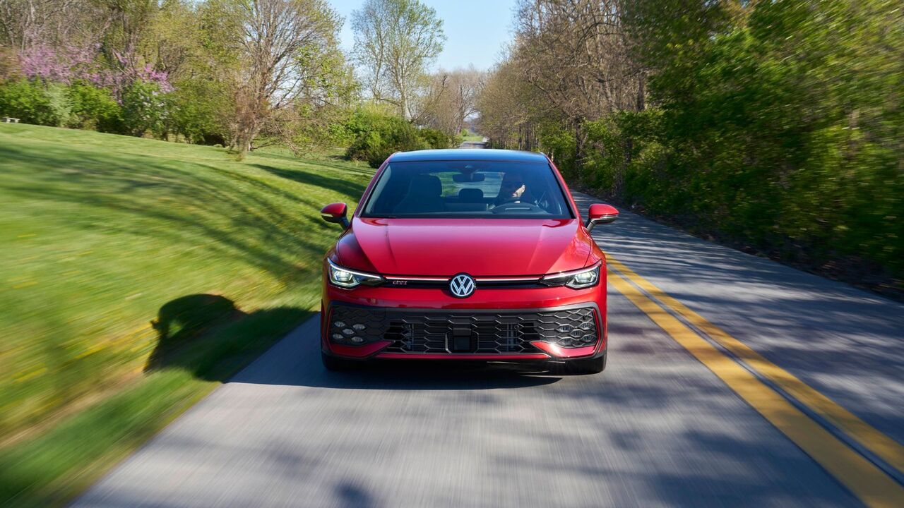 赤い 2025 年型フォルクスワーゲン ゴルフ GTI アウトバーンのダイナミックなフロントエンド ショット。