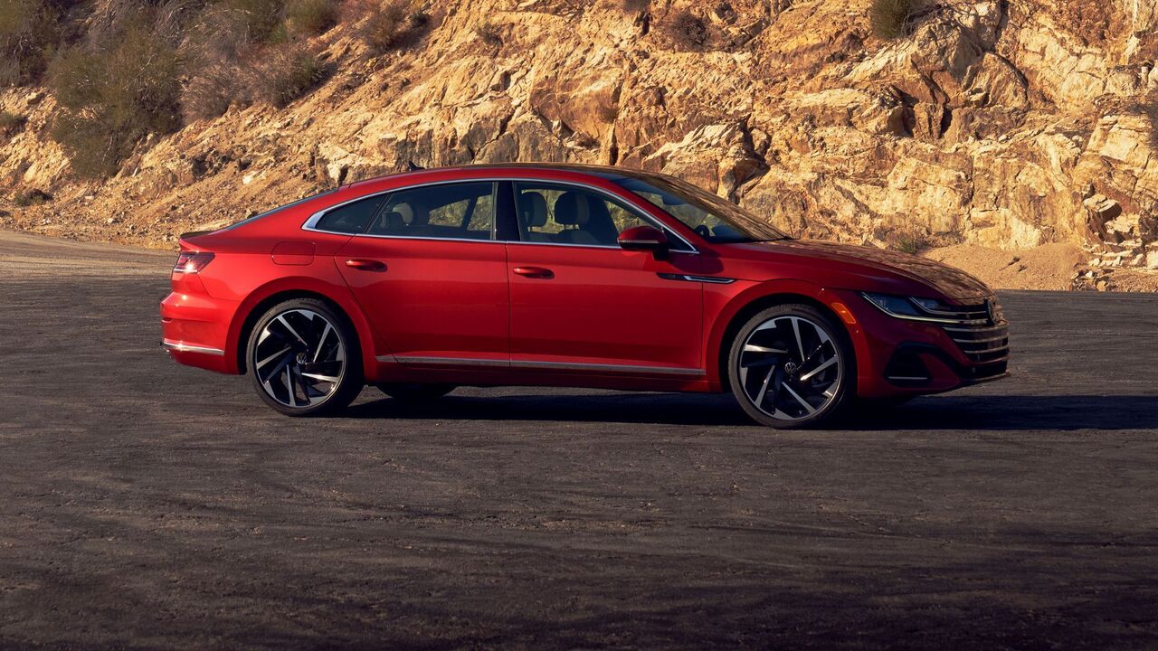 赤い 2022 年型フォルクスワーゲン Arteon の静的な横顔ショット。