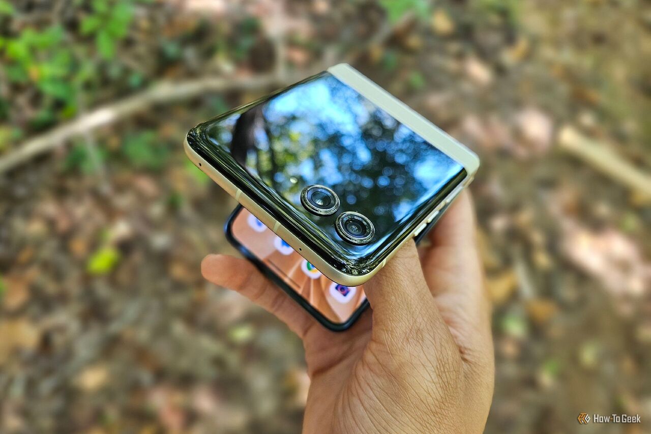 Motorola Razr 2024 を広げようとする手。