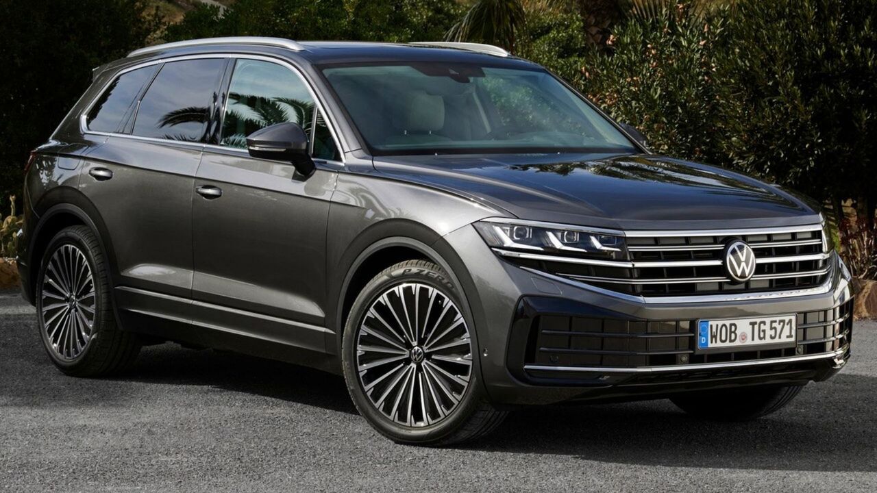 グレーの 2024 年型フォルクスワーゲン トゥアレグの静的なフロント 3/4 ショット。