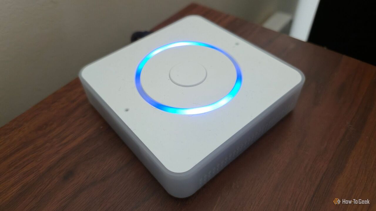 ライトが点灯した棚上のホーム アシスタント音声プレビュー エディション