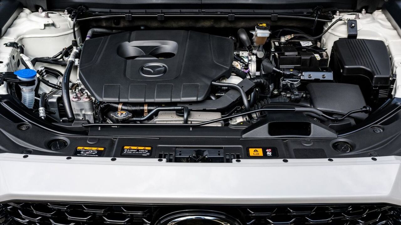 2023年型マツダCX-5のボンネットの下にあるエンジンのショット。