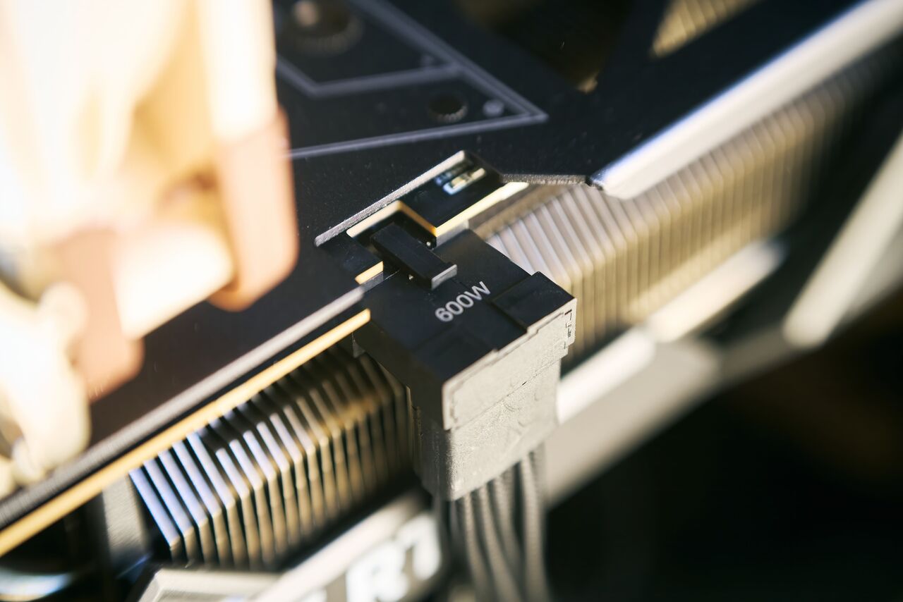 12VHPWR 電源ケーブルが RTX 4000 シリーズに接続されています。