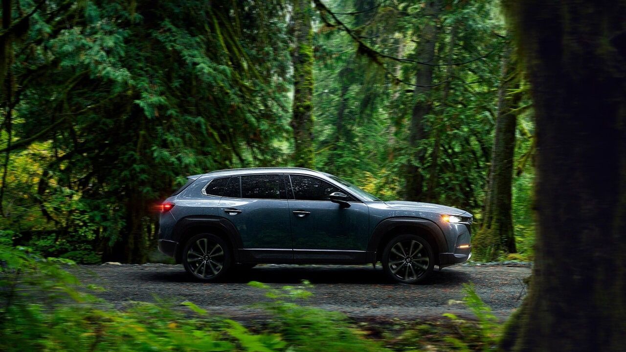 2023 マツダ CX-30 の横顔のアクションショット 