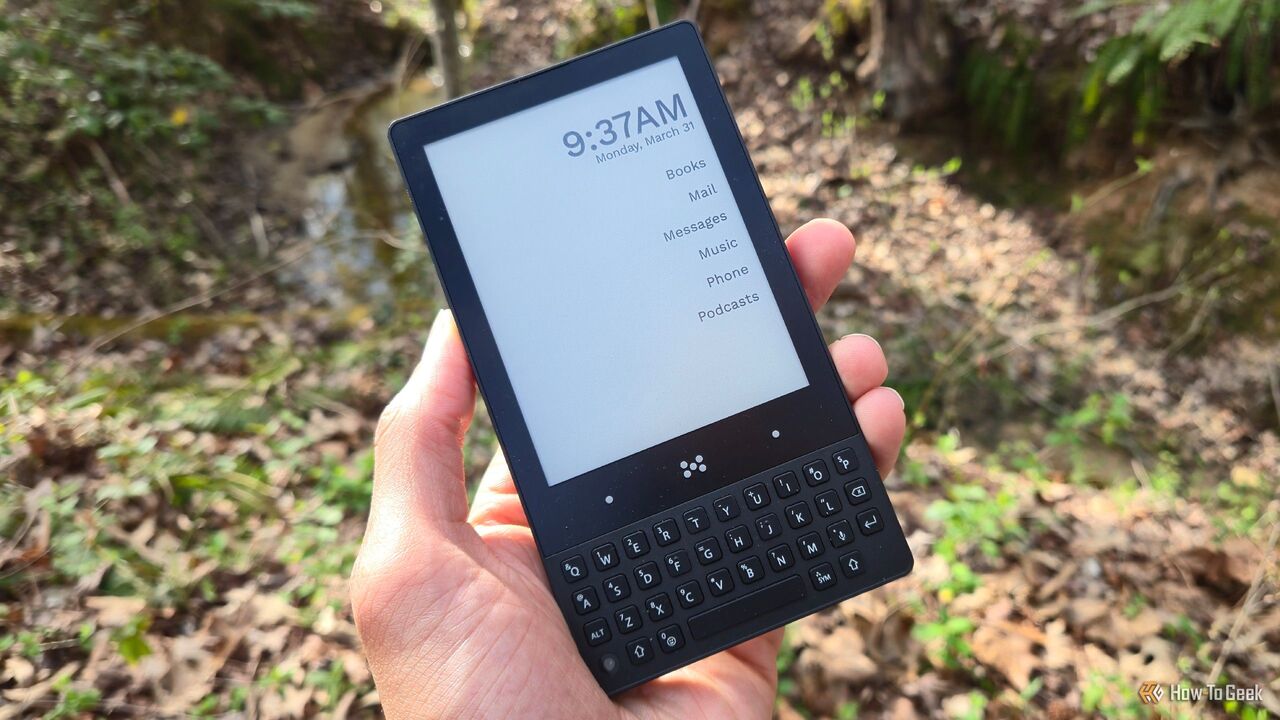 ミニマルフォンを持つ手。