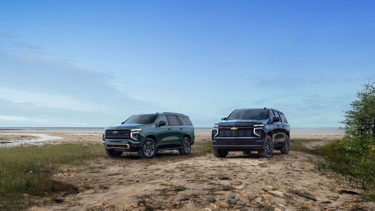 2025 シボレー タホと 2025 シボレー サバーバンのフロント 3/4 ショット