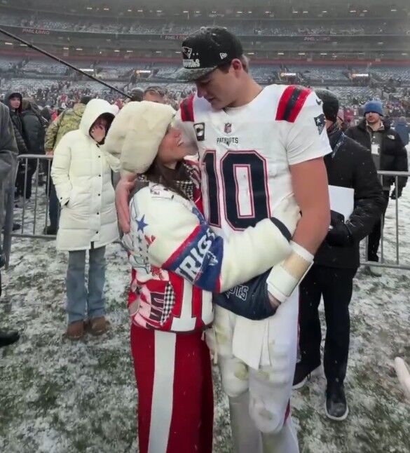 드레이크 메이(왼쪽)가 2026년 1월 25일 덴버에서 열린 패트리어츠의 AFC 챔피언십 우승 후 아내 앤 마이클 메이(왼쪽)를 포옹하고 있습니다.