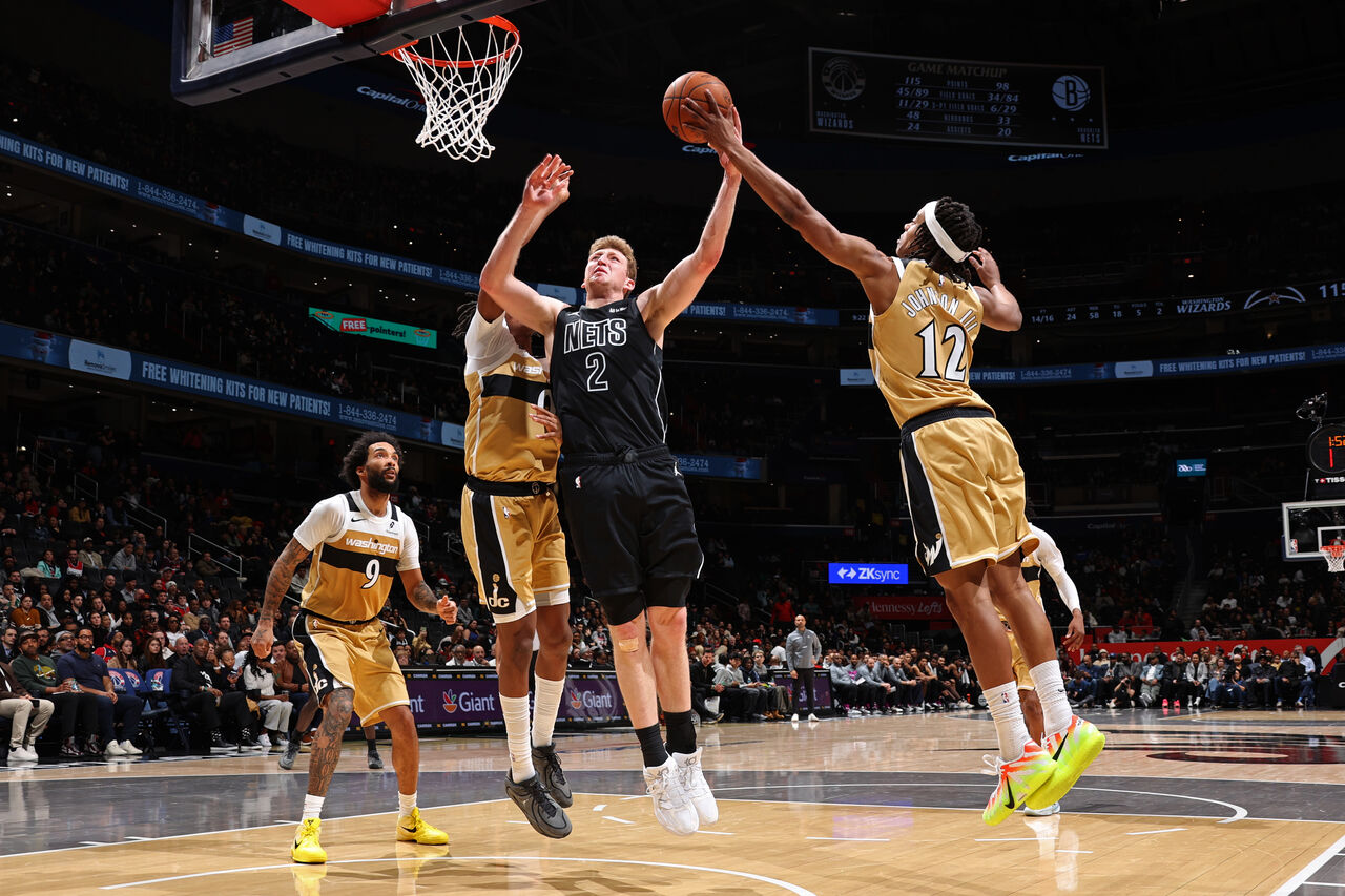 워싱턴 위저즈의 트레 존슨(12)이 대니 울프(2)의 슛을 막고 있다.