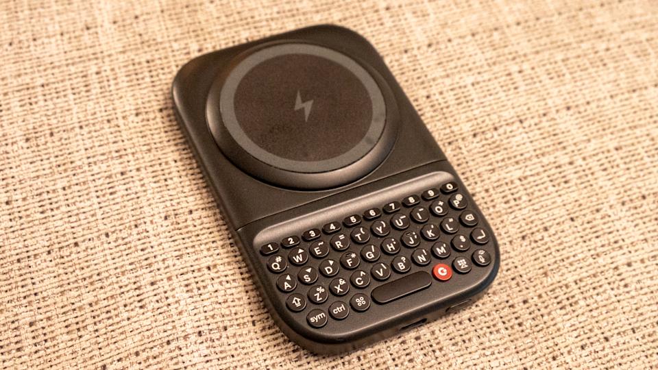 휴대폰이 연결되지 않은 Clicks Power Keyboard.