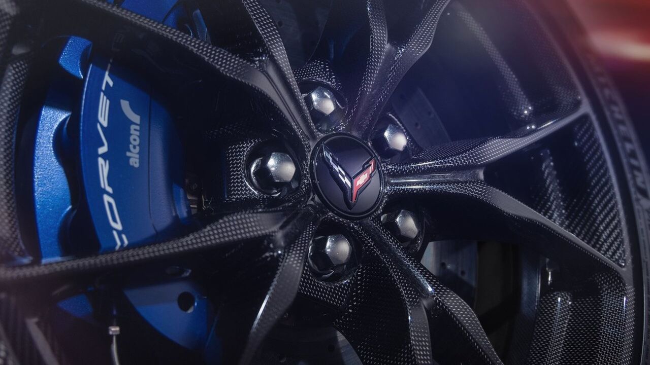 2026 シボレー コルベット ZR1X のカーボンファイバー アロイ ホイールのクローズ アップ ショット。