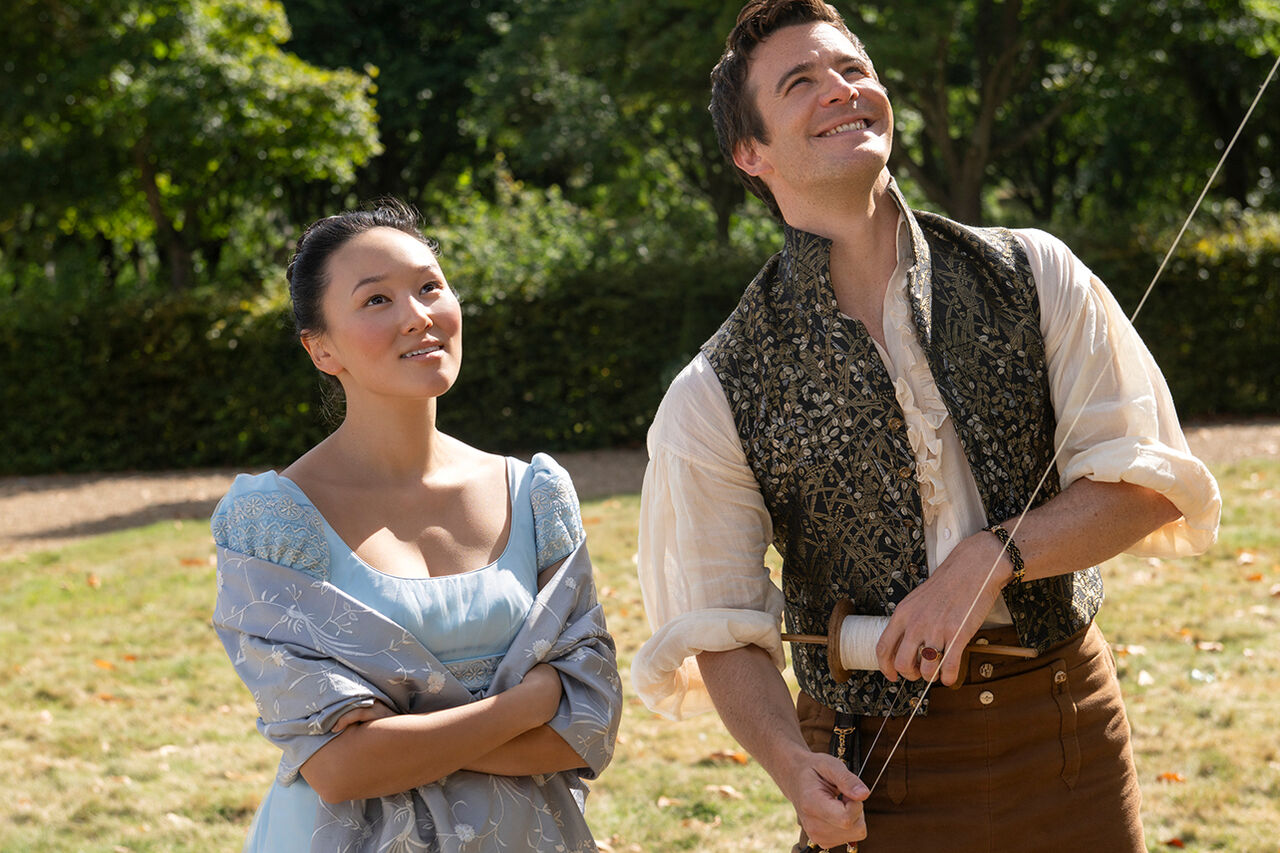 '브리저튼' 시즌 4에서 연을 향해 웃고 있는 소피(하예린)와 베네딕트(루크 톰슨)