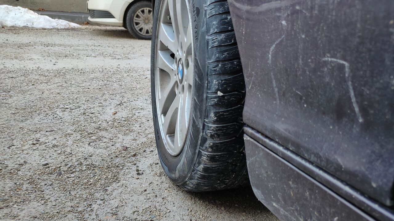 2002 BMW E46 タイヤとホイールの拡大図。