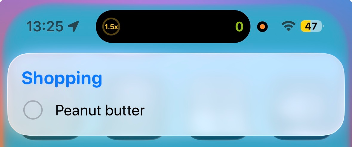 Siri がピーナッツ バターを買い物リストに追加したことを確認する通知。