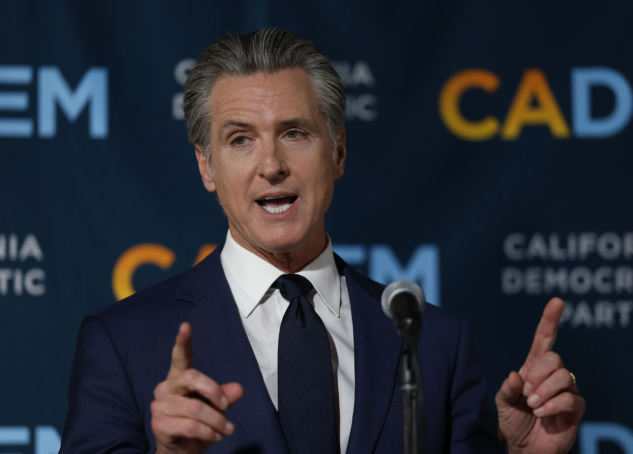 개빈 뉴섬 캘리포니아 주지사가 선거의 밤 모임에서 연설하고 있습니다.