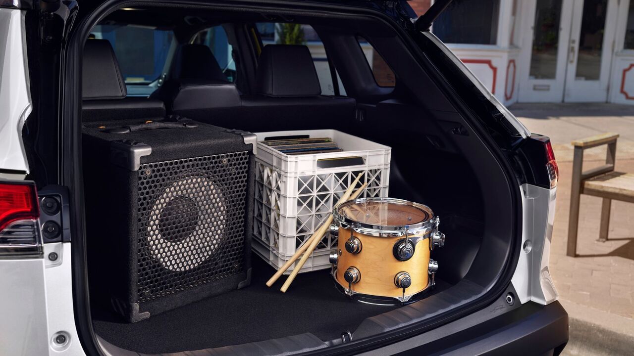 2025 トヨタ カローラ クロス XSE のトランク内で撮影。