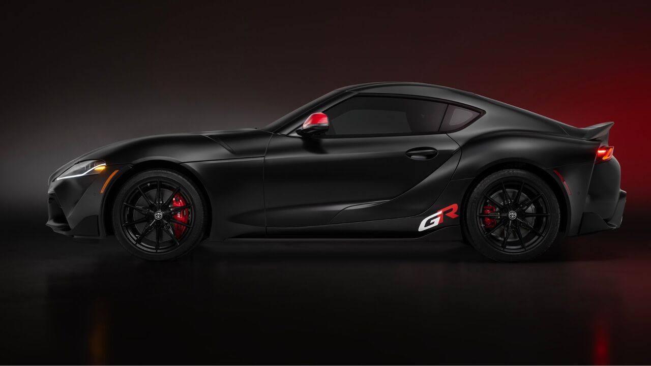 暗い背景の 2026 トヨタ GR スープラ MkV Final Edition の側面図。
