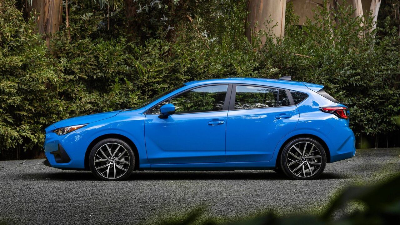 2024 スバル インプレッサの側面ショット