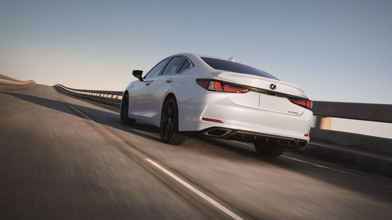白い2025 Lexus ES 350のダイナミックなリア3/4ショット。