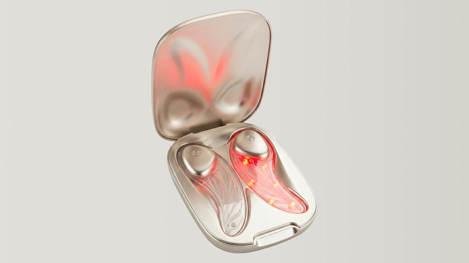 휴대용 케이스에 담긴 로레알 LED 아이 마스크