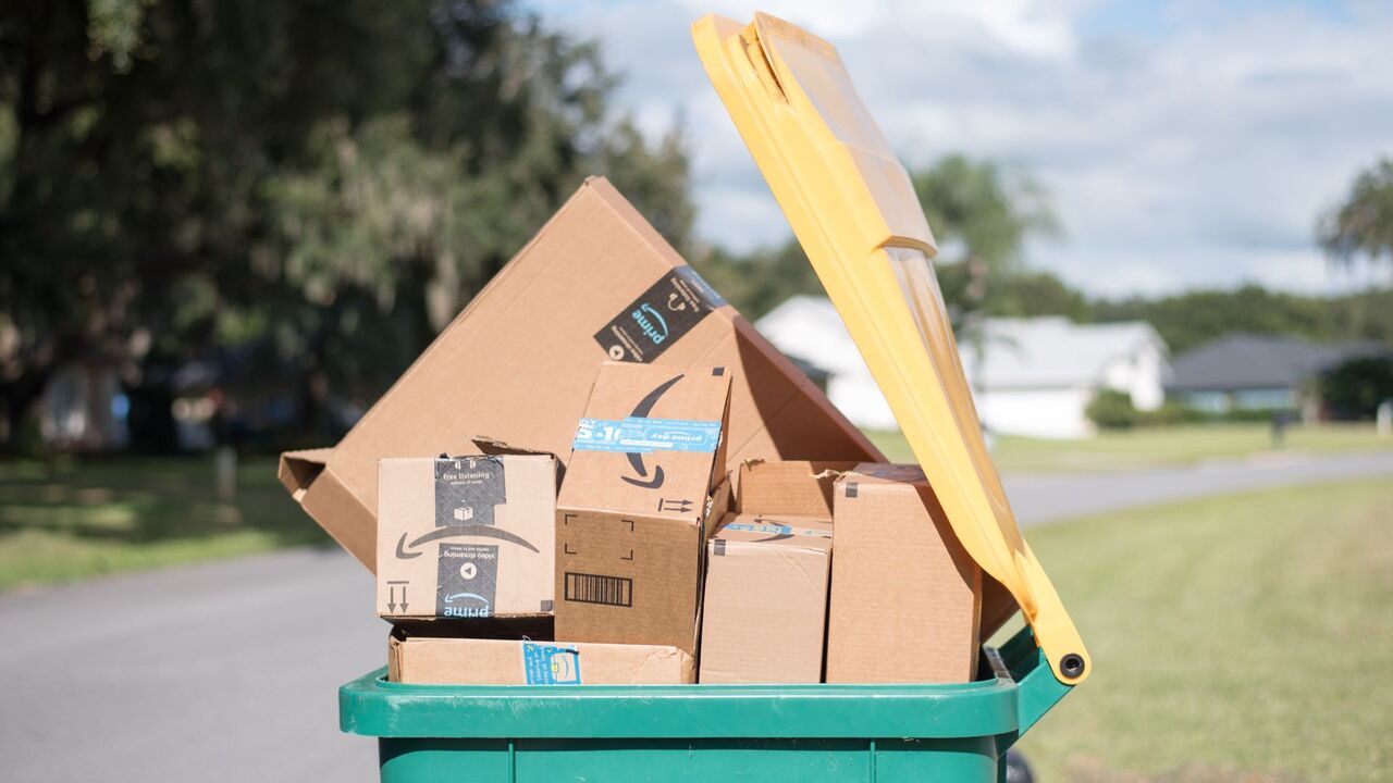 ゴミ箱に山積みになったアマゾンの箱。 