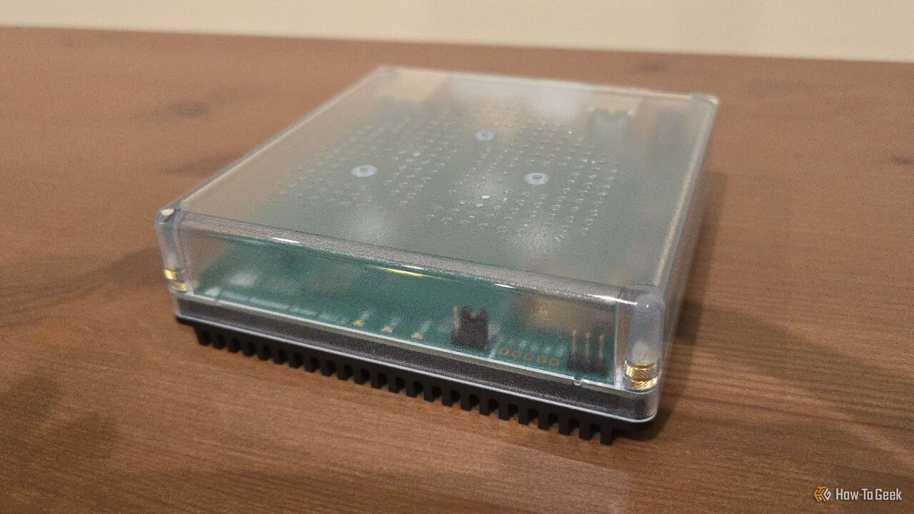 エンターテイメントスタンドに立つホームアシスタントのグリーン。