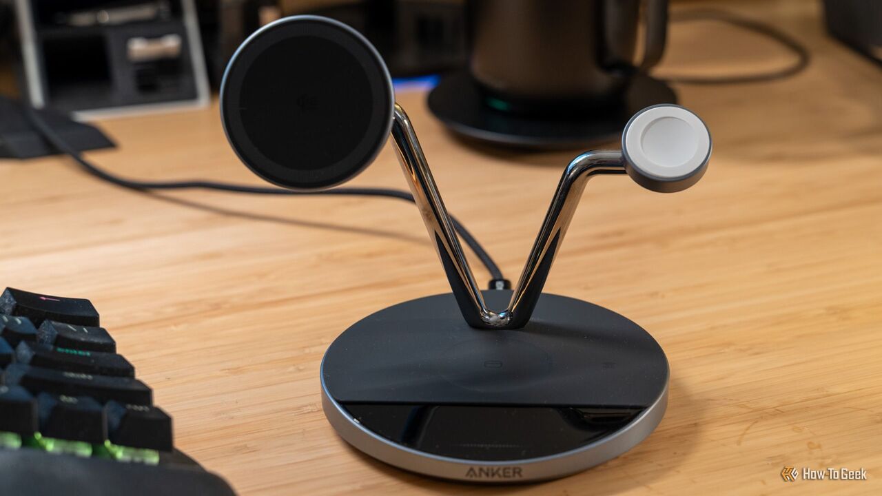 木製の机の上に置かれた Anker Prime ワイヤレス充電ステーション。