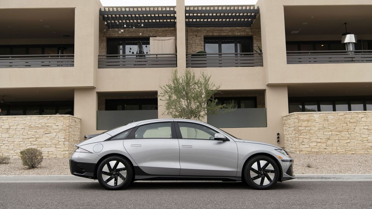 2025 年ヒュンダイ Ioniq 6 の側面図