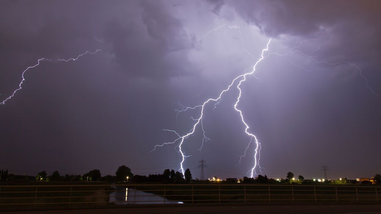 市街地に落雷が発生。