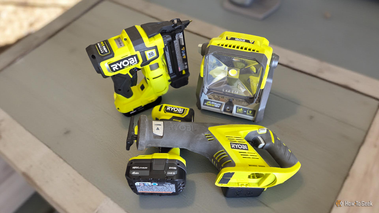 木製テーブルの上に置かれたリョービの工具。 