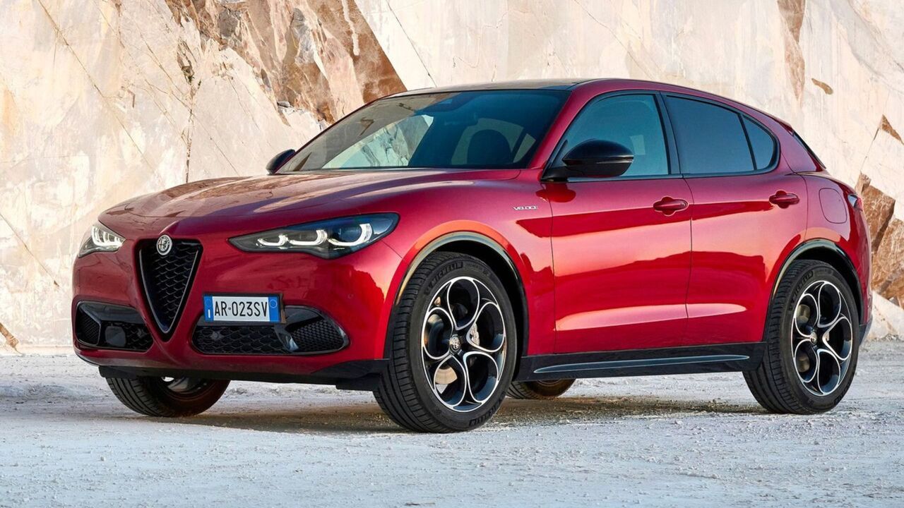 赤い 2023 年アルファ ロメオ ステルヴィオの静止フロント 3/4 ショット。