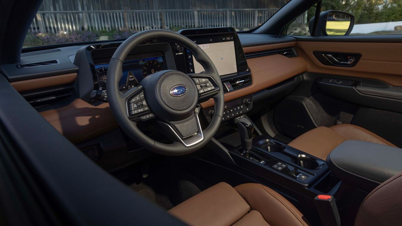 2026 スバル アウトバックのキャビン内で、ステアリング ホイール、ダッシュボード、インテリアが見えるように撮影されました。