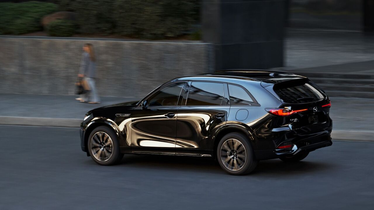 2025 マツダ CX-70 のリア 3/4 ショット 